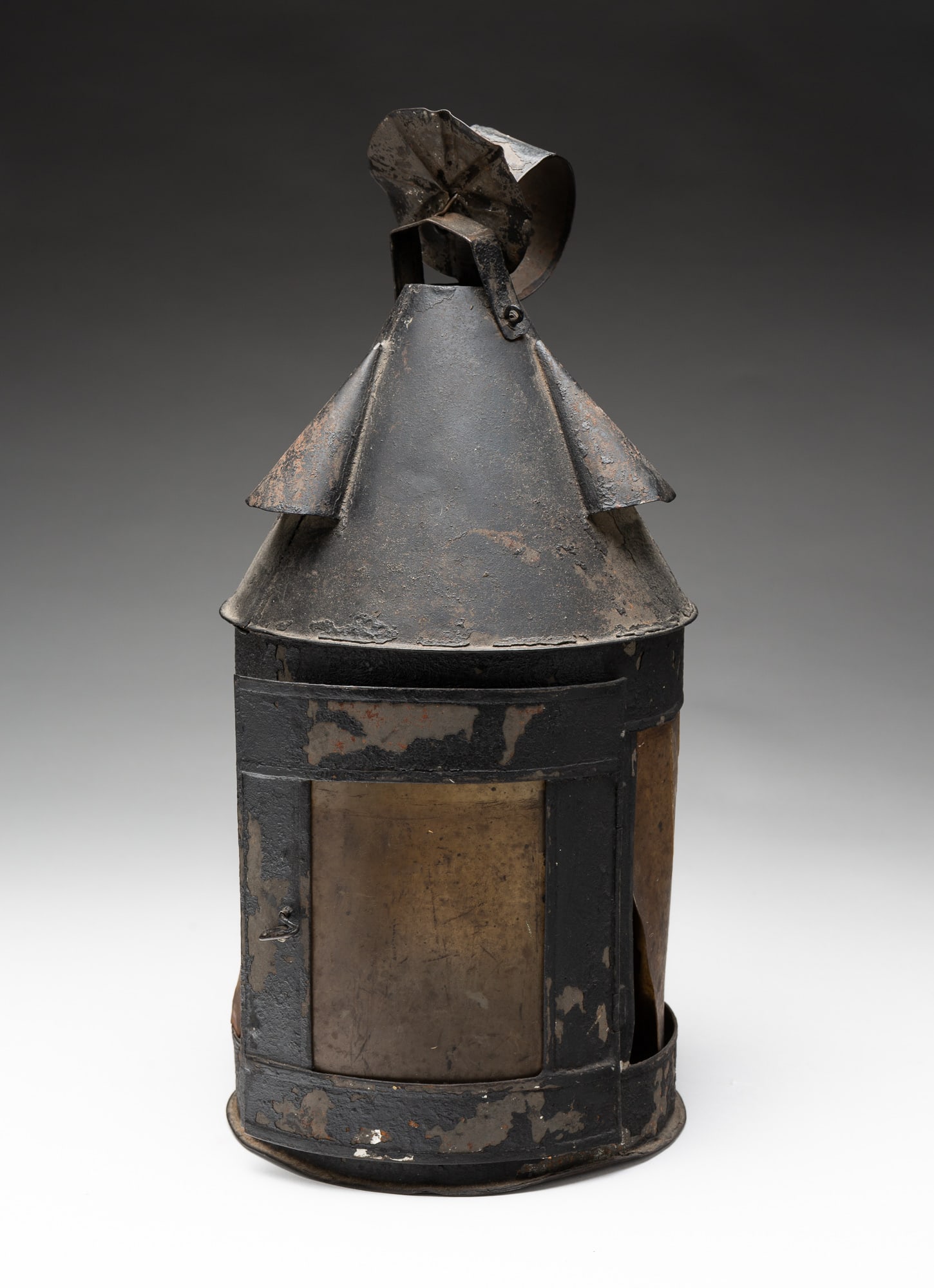 AMERICAN BLACK-PAINTED TIN LANTERN WITH HORN LENSES. (1 of 5)