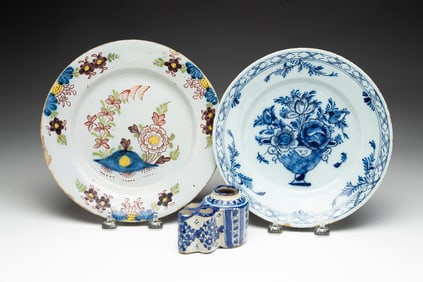 TIN-GLAZED FAIENCE INK WELL AND TWO PLATES.