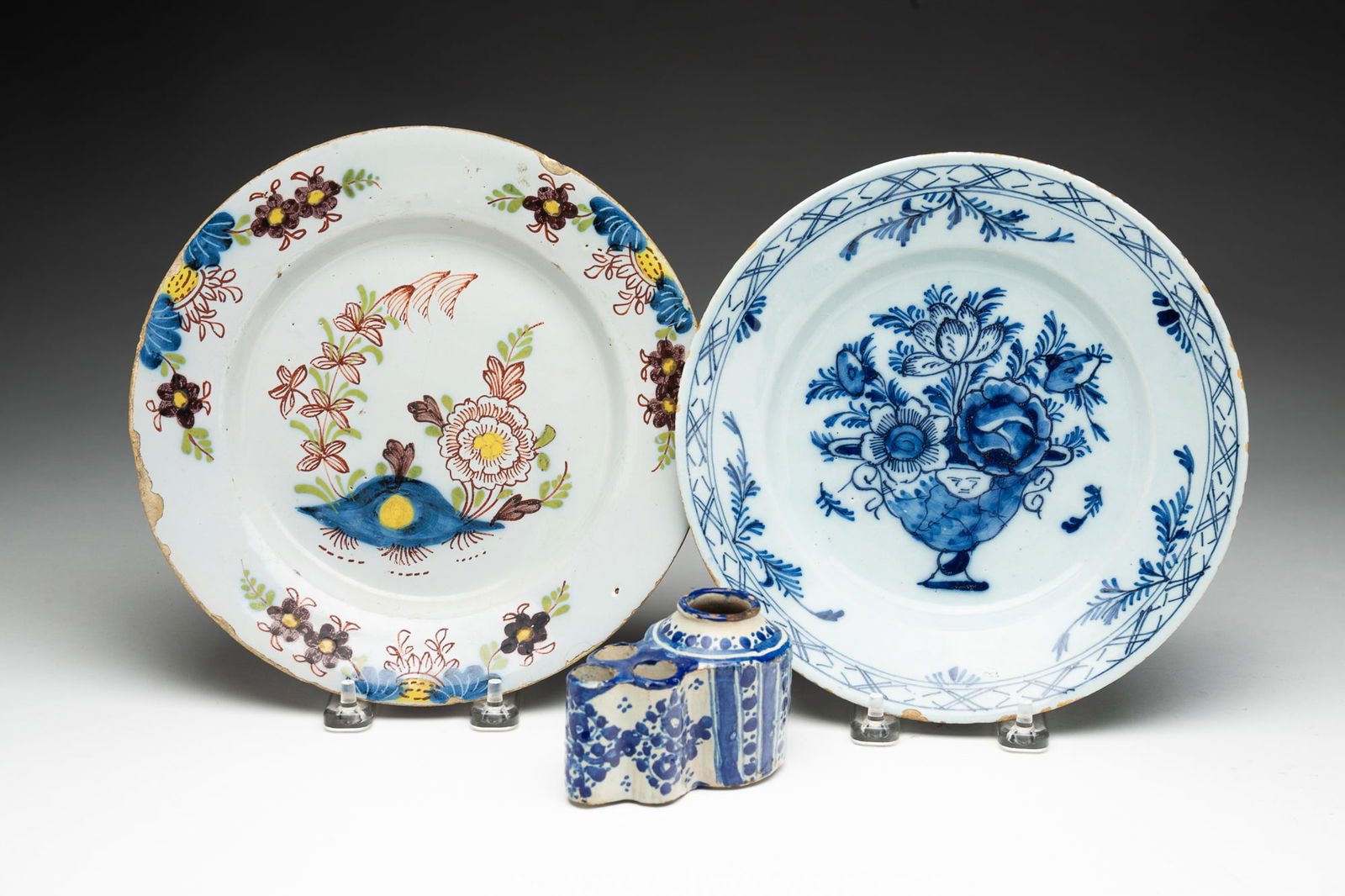 TIN-GLAZED FAIENCE INK WELL AND TWO PLATES. (1 of 6)