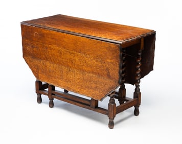 WILLIAM AND MARY STYLE OAK GATELEG TABLE.
