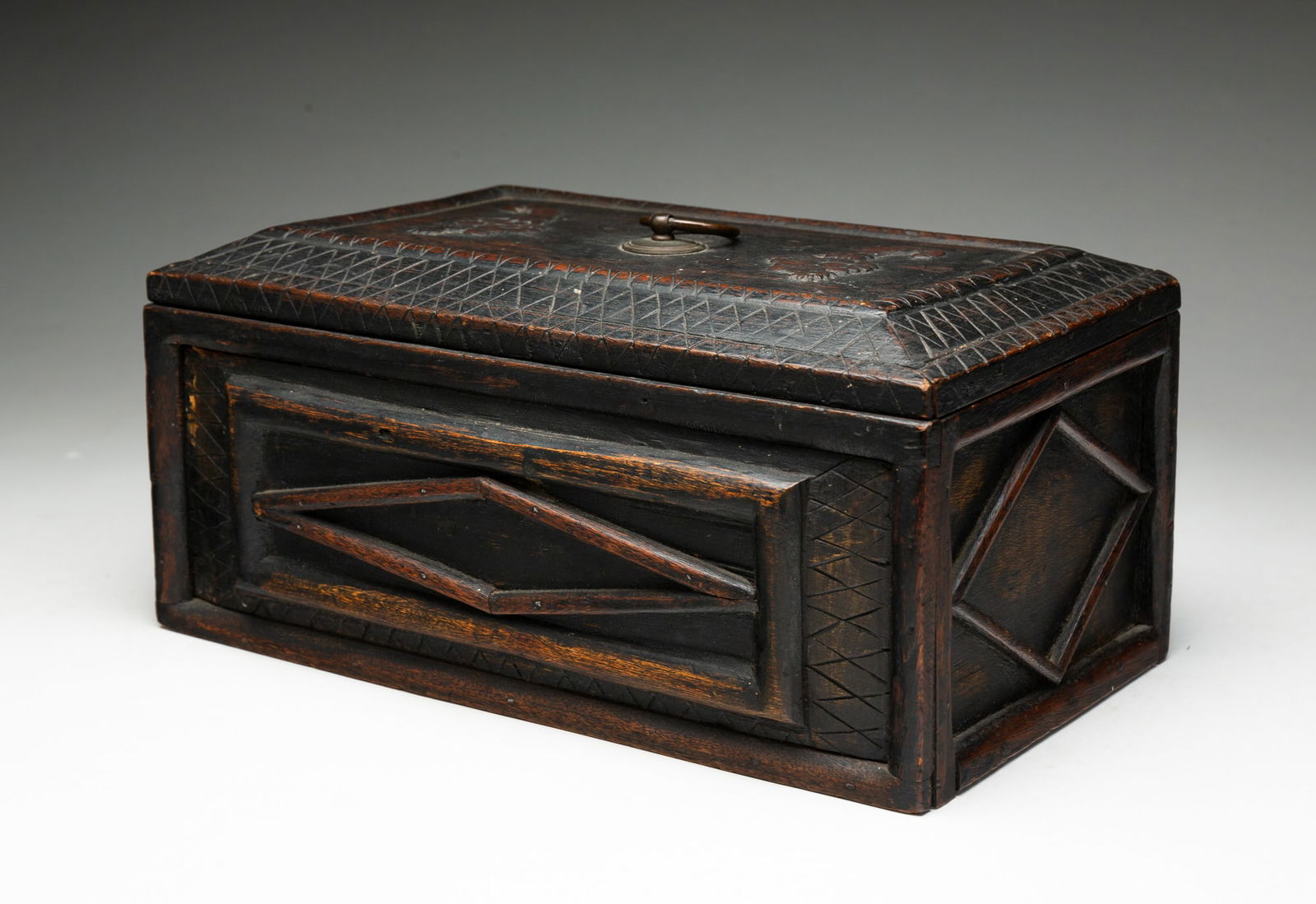 AMERICAN FOLK ART CARVED PINE BOX. (1 of 5)