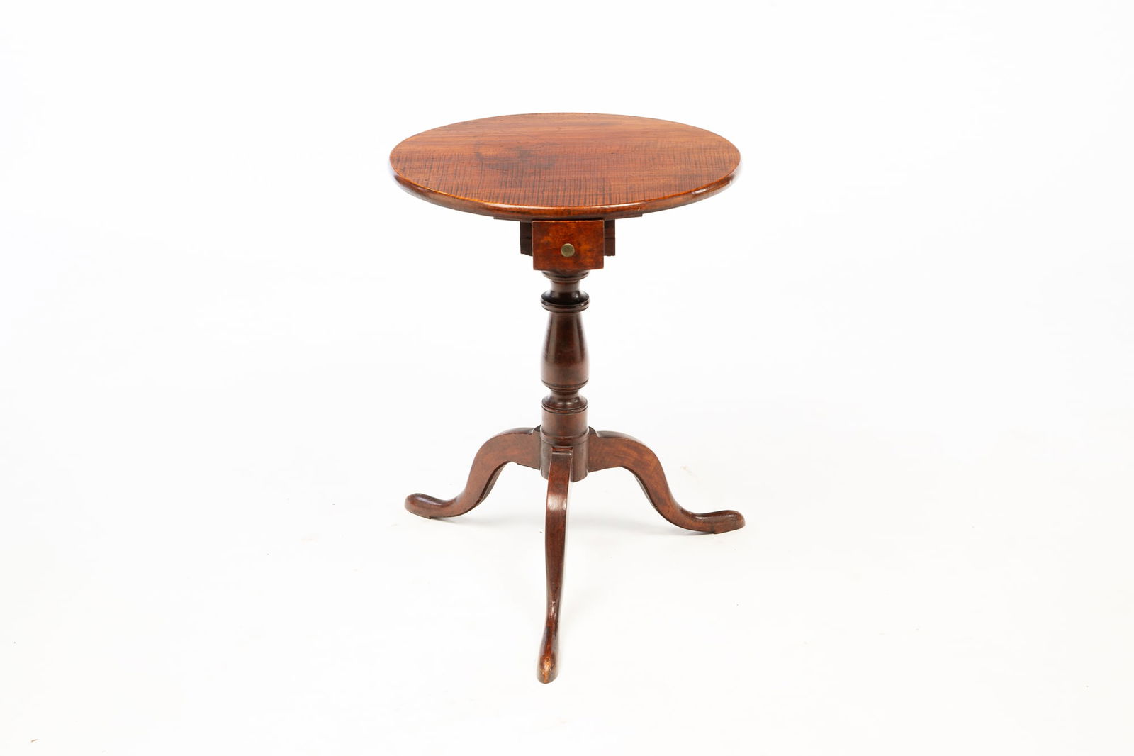 MASSACHUSETTS QUEEN ANNE TIGER MAPLE CANDLESTAND WITH DRAWER. (1 of 4)