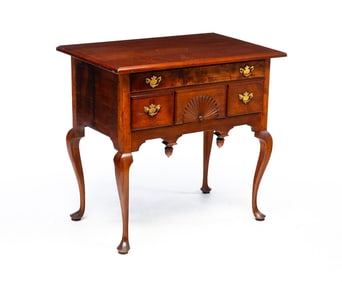 AMERICAN QUEEN ANNE CHERRY DRESSING TABLE.