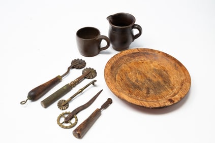 GROUP OF AMERICAN PRIMITIVE KITCHEN ITEMS, INCL. FIVE PIE CRIMPERS.