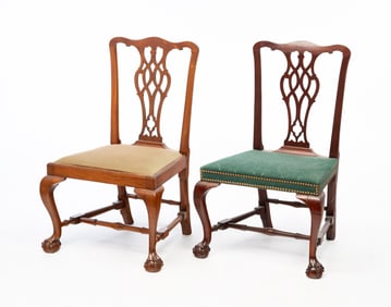 A NEAR PAIR OF AMERICAN CHIPPENDALE MAHOGANY SIDE CHAIRS.