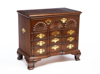 AMERICAN CHIPPENDALE STYLE MAHOGANY BLOCKFRONT FOUR-DRAWER CHEST.