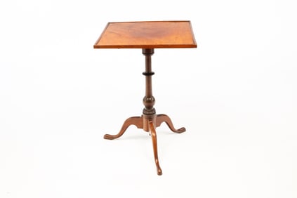 CONNECTICUT RIVER VALLEY FEDERAL MAHOGANY TILT-TOP CANDLESTAND.