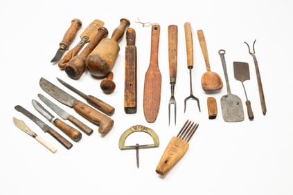 COLLECTION OF MOSTLY KITCHEN ITEMS.