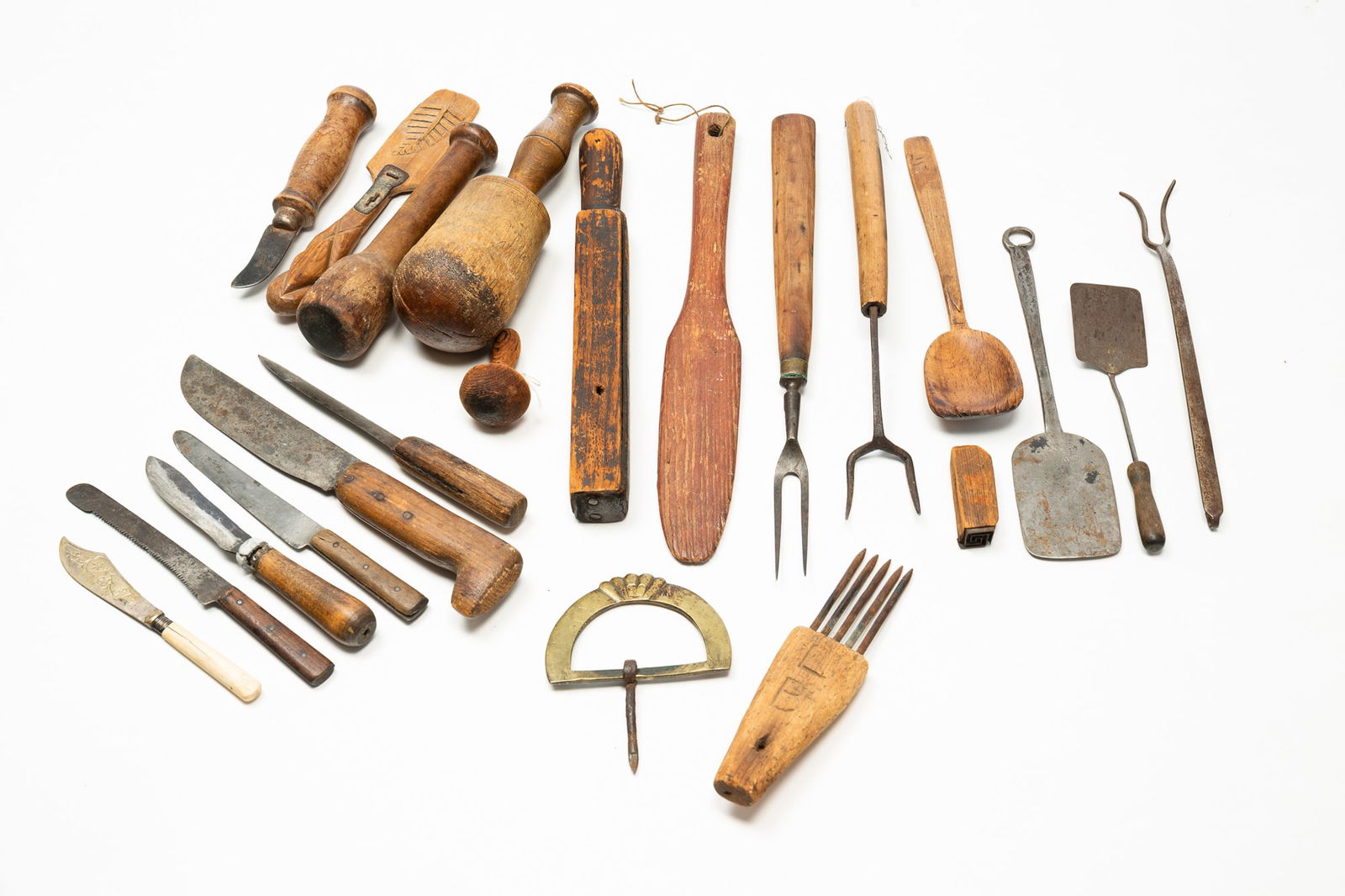 COLLECTION OF MOSTLY KITCHEN ITEMS. (1 of 6)