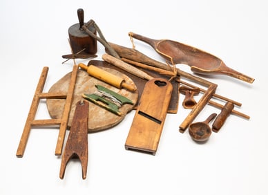 SELECTION OF WOODEN ITEMS.