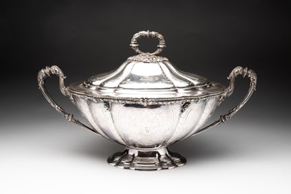 MARTIN, HALL & CO. ENGLISH SILVER PLATE LIDDED TUREEN.