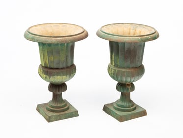 A PAIR OF CAST IRON GÅRDEN URNS.