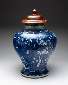 CHINESE BLUE AND WHITE PORCELAIN "PRUNUS ON CRACKED ICE" VASE AND COVER.