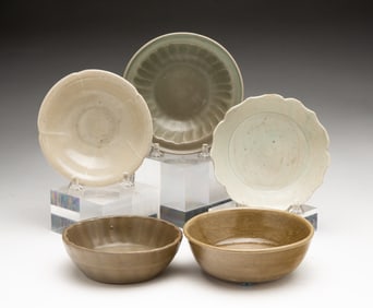 FIVE DIMINUTIVE CHINESE CELADON GLAZED PORCELAIN BOWLS.