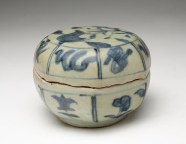 CHINESE OCTAGONAL PORCELAIN BOX AND COVER.
