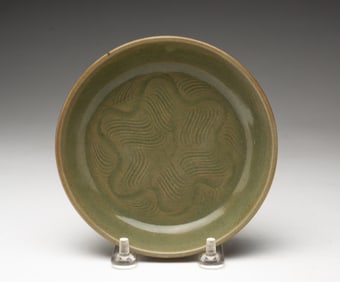 CHINESE YAOZHOU INCISED CELADON SAUCER.