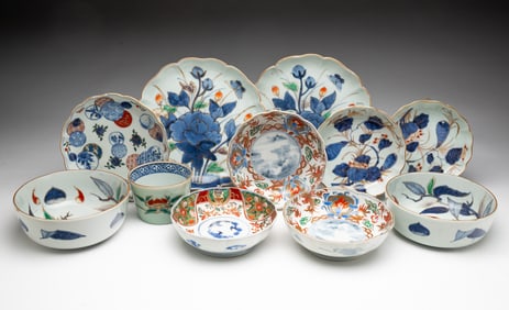 GROUP OF ELEVEN JAPANESE IMARI PORCELAIN BOWLS AND PLATES.