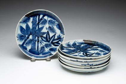 SIX JAPANESE BLUE AND WHITE IMARI PORCELAIN PLATES.