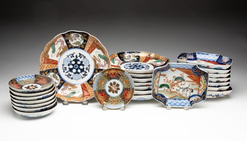 GROUP OF TWENTY-FOUR JAPANESE IMARI PORCELAIN PLATES.