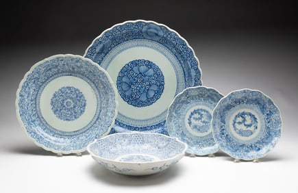 GROUP OF FIVE JAPANESE BLUE AND WHITE IMARI PORCELAIN CHARGERS AND PLATES.