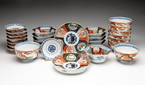 GROUP OF NINETEEN JAPANESE IMARI PORCELAIN BOWLS AND PLATES.