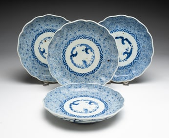 FOUR JAPANESE IMARI BLUE AND WHITE PORCELAIN PLATES.