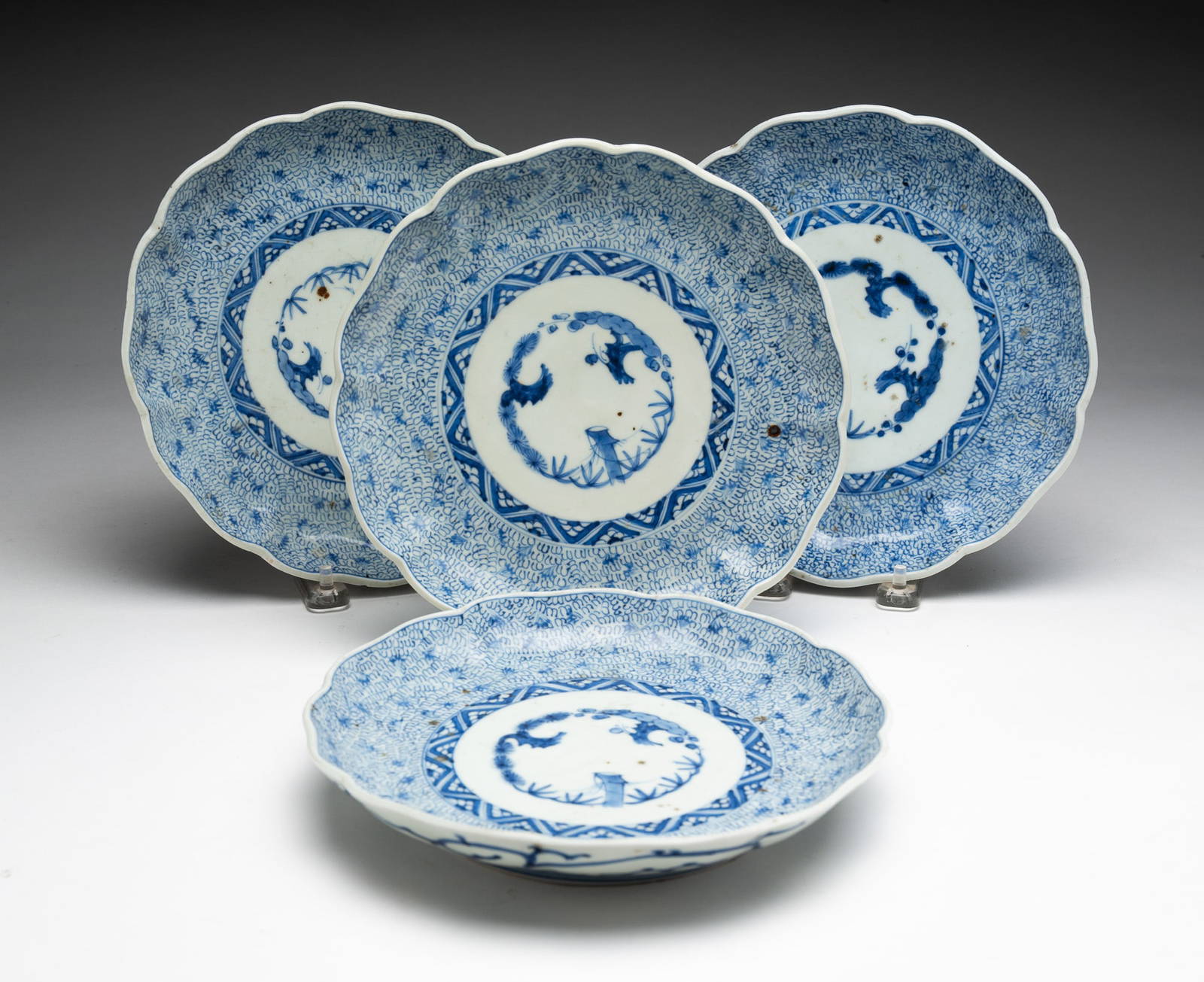 FOUR JAPANESE IMARI BLUE AND WHITE PORCELAIN PLATES.