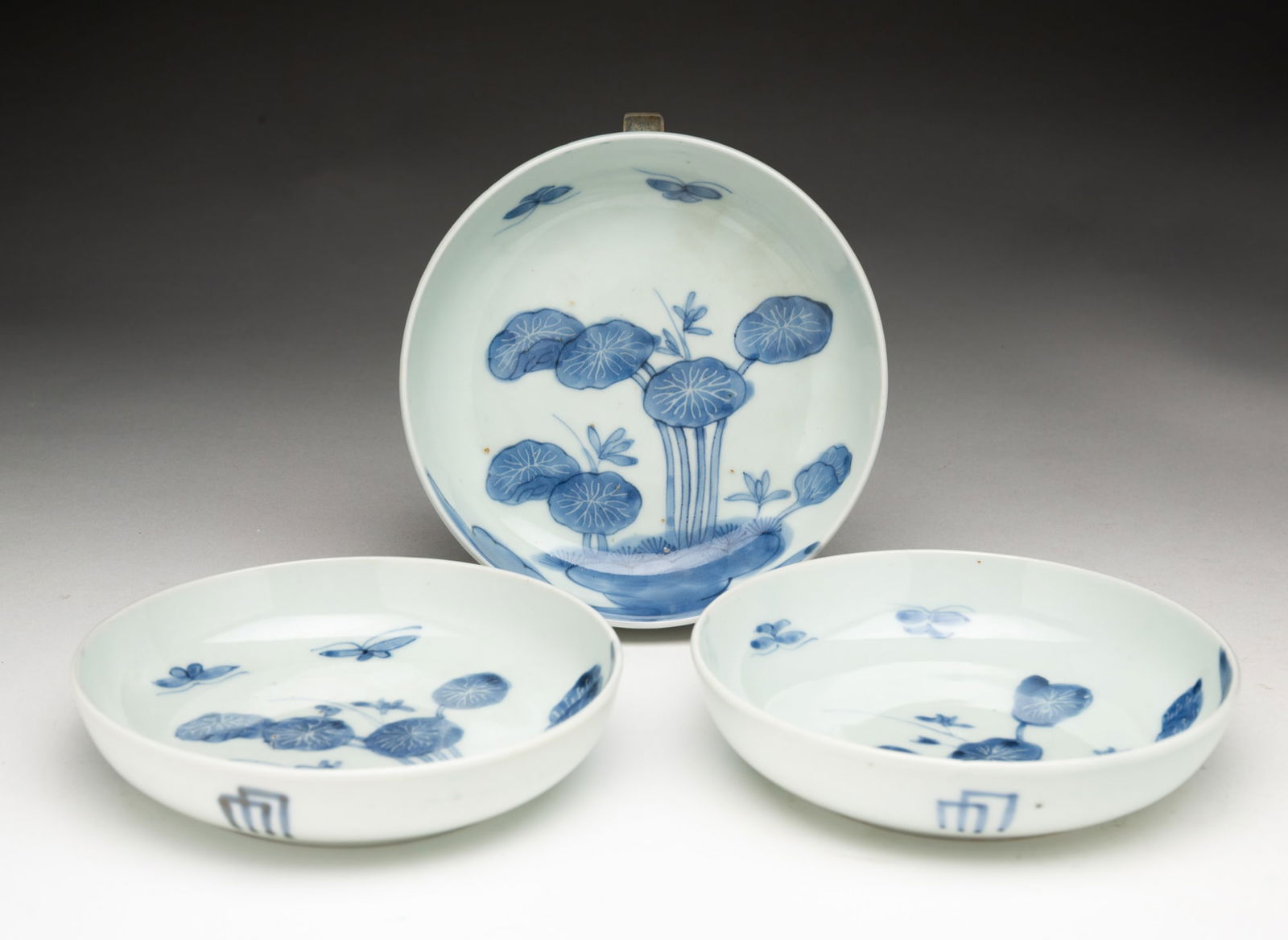 THREE JAPANESE BLUE AND WHITE IMARI PORCELAIN SHALLOW BOWLS. (1 of 4)