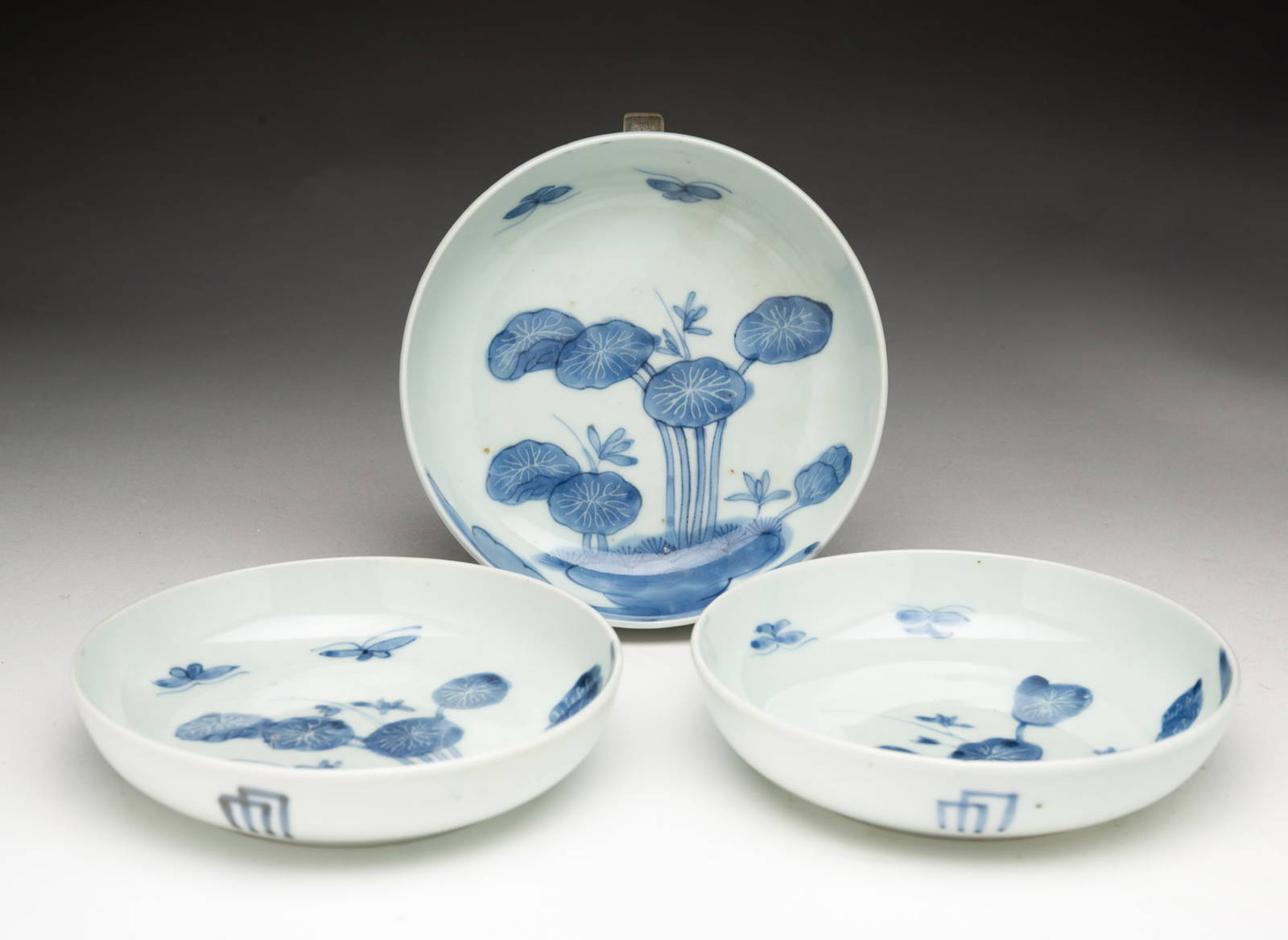 THREE JAPANESE BLUE AND WHITE IMARI PORCELAIN SHALLOW BOWLS.