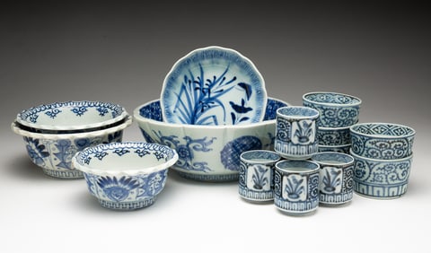 GROUP OF FIFTEEN JAPANESE BLUE AND WHITE PORCELAIN DISHES.