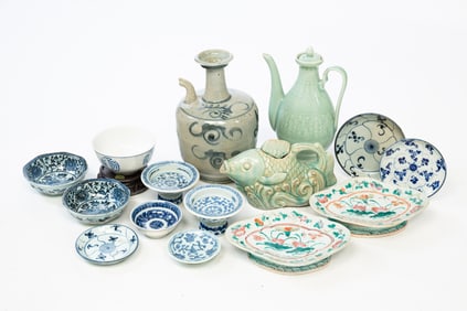 A COLLECTION OF ASIAN PORCELAIN.