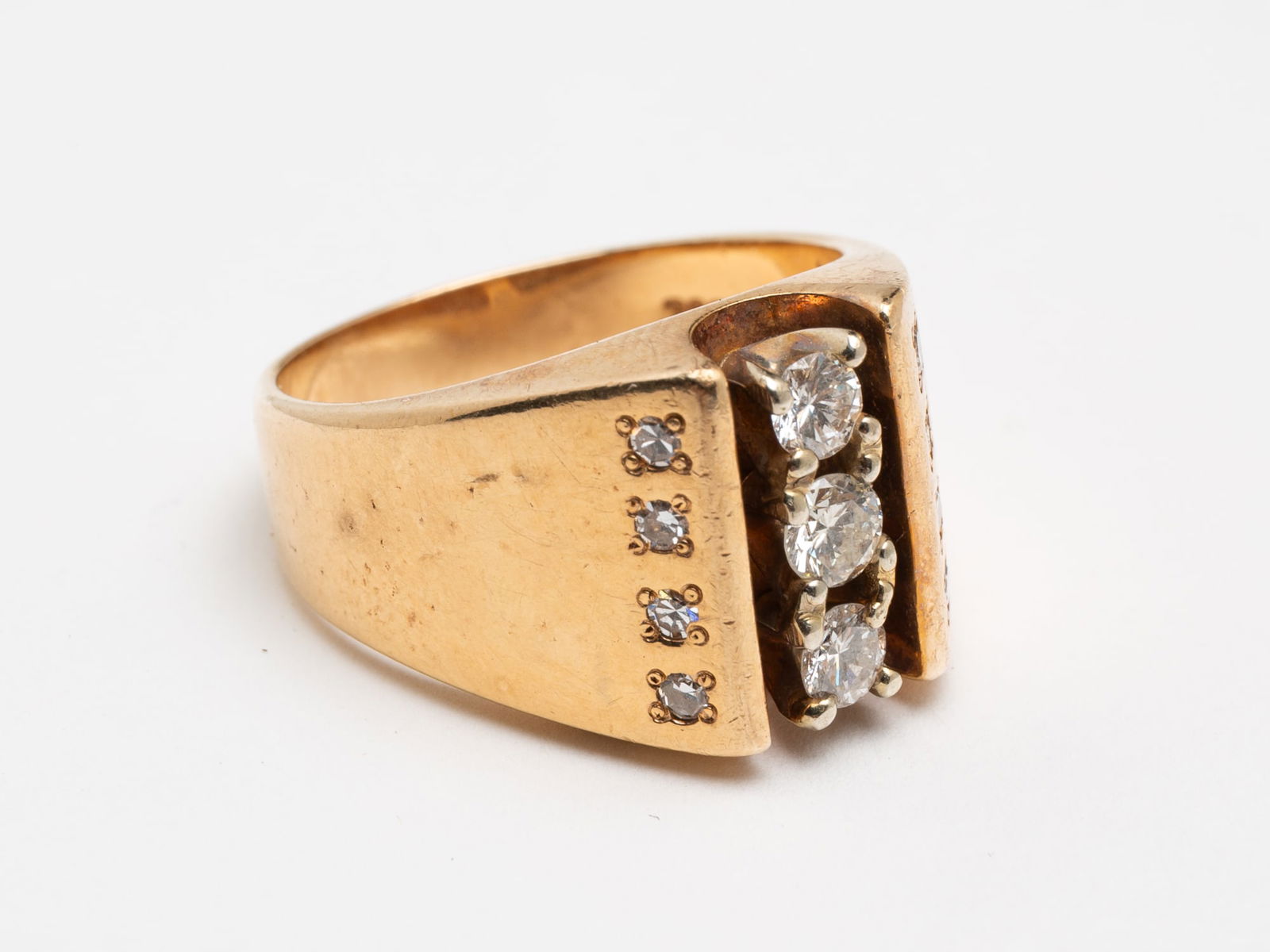 14K YELLOW GOLD 3-STONE DIAMOND RING. (1 of 3)
