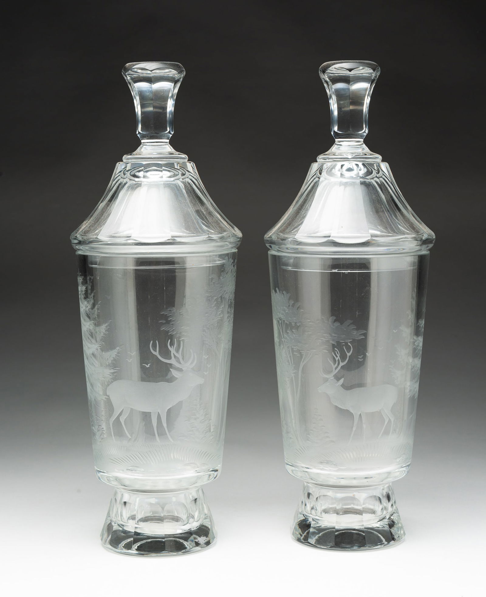 PAIR OF QUEEN LACE "AMERICAN WILDLIFE" ENGRAVED CRYSTAL LIDDED URNS. (1 of 5)