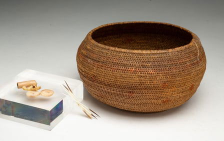 DIMINUTIVE POMO BASKET WITH POLYCHROME DECORATION.