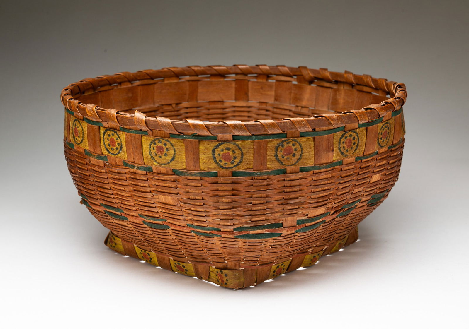 NATIVE AMERICAN SPLINT-WOVEN AND POTATO STAMP-DECORATED BASKET. (1 of 5)