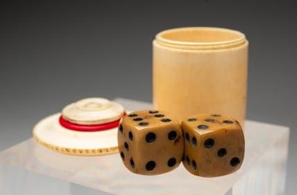 CARVED LIDDED GAMING CUP PLUS TWO DICE.