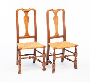 PAIR OF AMERICAN QUEEN ANNE TIGER MAPLE SIDE CHAIRS.