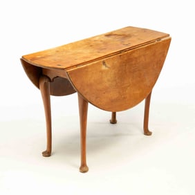 AMERICAN QUEEN ANNE MAPLE SWING-LEG DROP-LEAF TABLE.