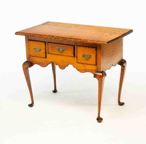 NEW ENGLAND QUEEN ANNE TIGER MAPLE AND PINE DRESSING TABLE.