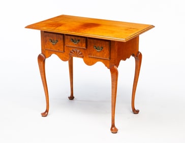 ELDRED WHEELER (HANOVER, MASSACHUSETTS) QUEEN ANNE STYLE TIGER MAPLE DRESSING TABLE.