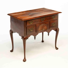 MASSACHUSETTS QUEEN ANNE WALNUT AND MAPLE DRESSING TABLE.