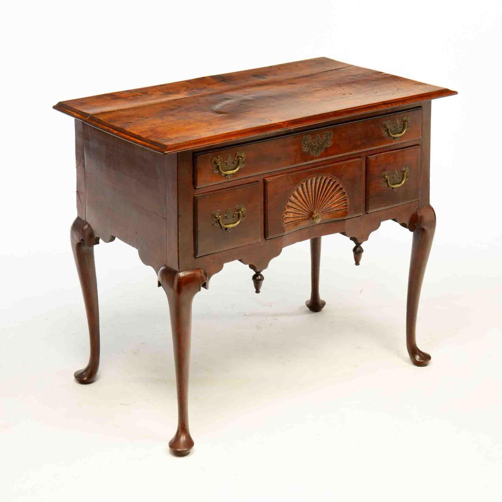 MASSACHUSETTS QUEEN ANNE WALNUT AND MAPLE DRESSING TABLE. (1 of 5)