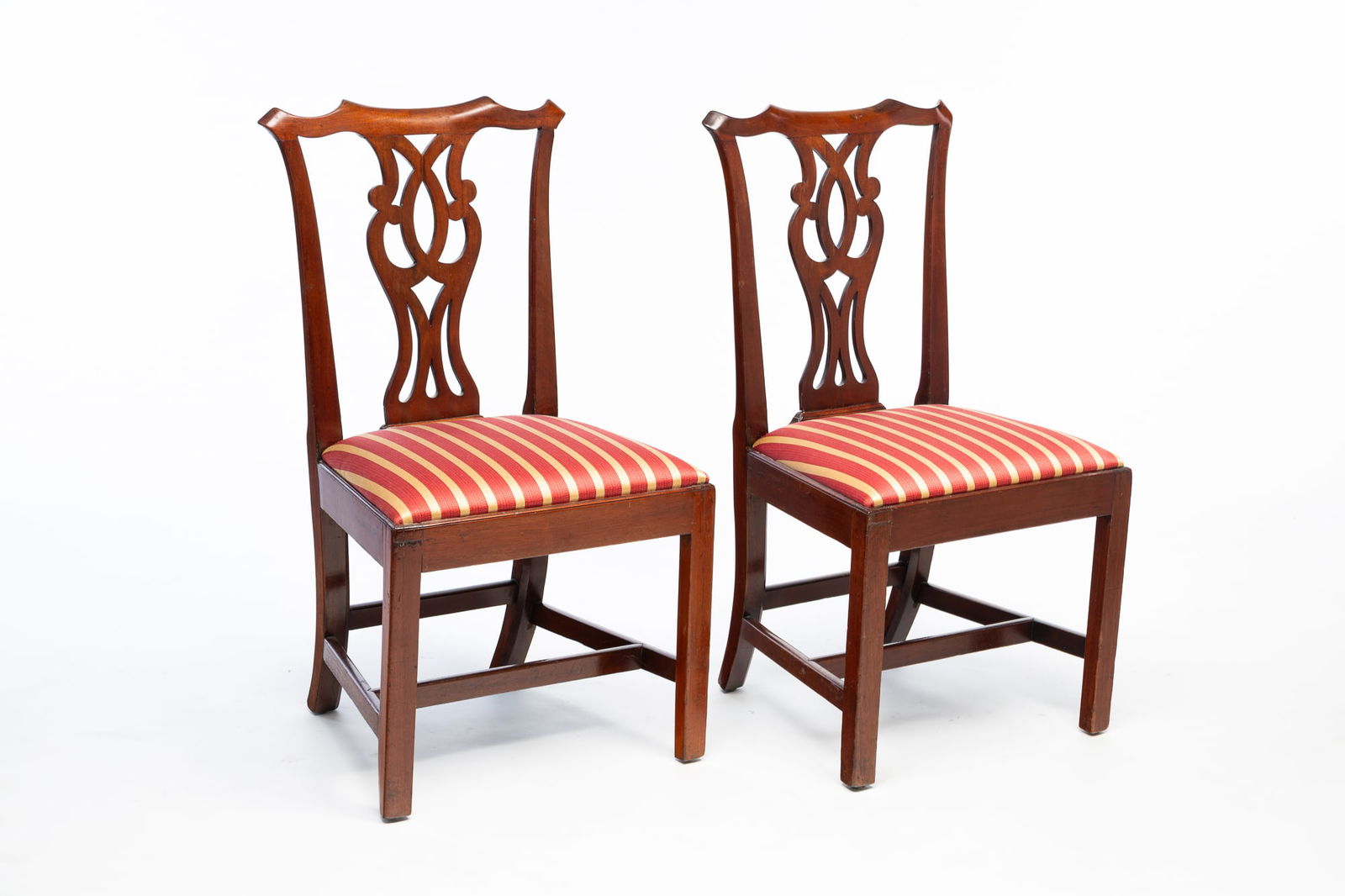 PAIR OF AMERICAN CHIPPENDALE MAHOGANY SIDE CHAIRS. (1 of 8)