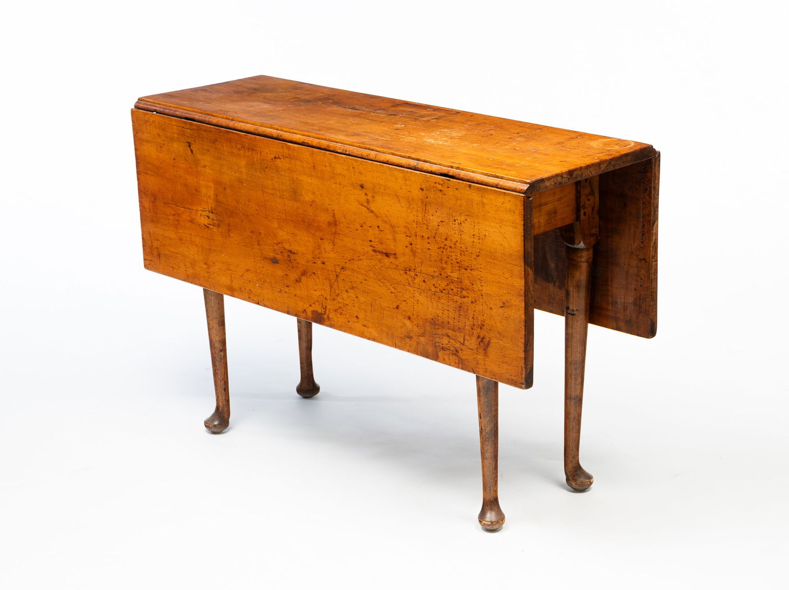 AMERICAN QUEEN ANNE MAPLE SWING-LEG DROP-LEAF TABLE. (1 of 4)