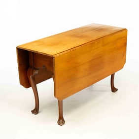 NEW ENGLAND QUEEN ANNE WALNUT DROP-LEAF TABLE.