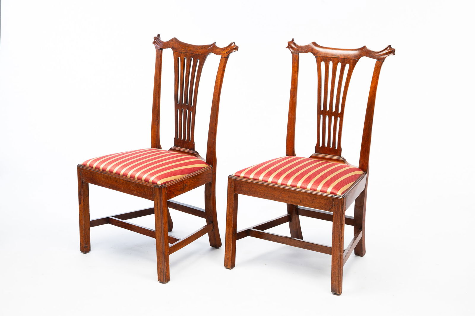 PAIR OF VIRGINIA CHIPPENDALE WALNUT SIDE CHAIRS. (1 of 4)