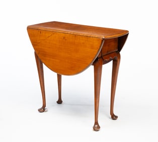 NEW ENGLAND QUEEN ANNE TIGER MAPLE DROP-LEAF TABLE.