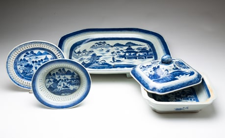 THREE CHINESE BLUE AND WHITE CANTON PORCELAIN ITEMS.
