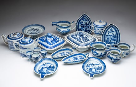 TWENTY CHINESE BLUE AND WHITE CANTON PORCELAIN ITEMS.