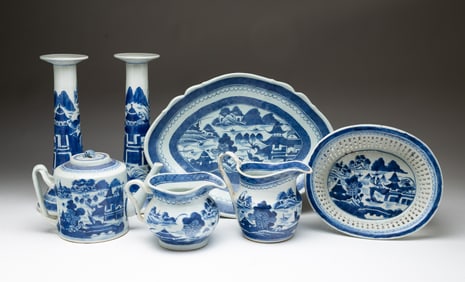 SEVEN CHINESE BLUE AND WHITE CANTON PORCELAIN ITEMS.